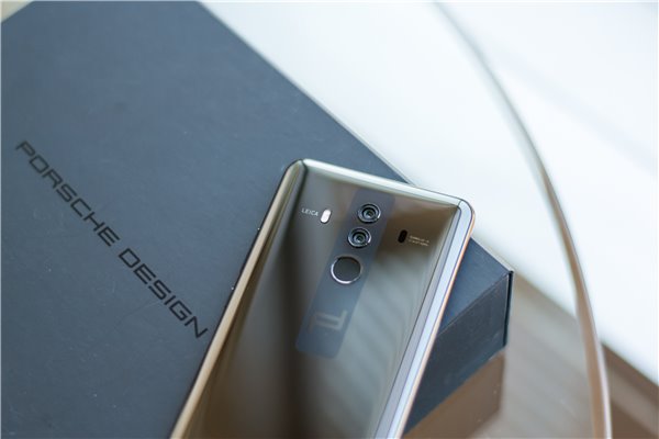 華為Mate10保時捷設計上手：顏值大贊