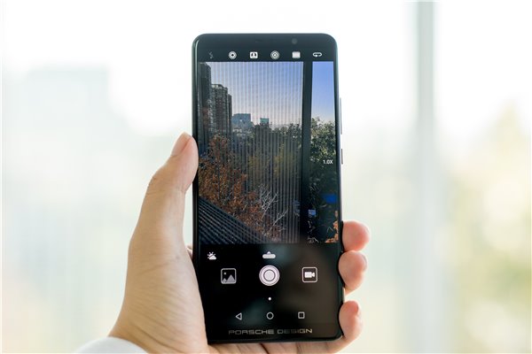 華為Mate10保時捷設計上手：顏值大贊