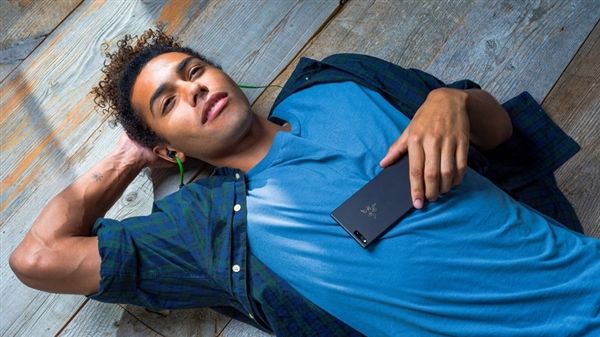 Windows手機尸骨未寒 微軟又開賣雷蛇手機