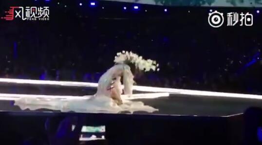 奚夢瑤走秀摔倒，微博再現神文案 網友：小編還活著嗎？