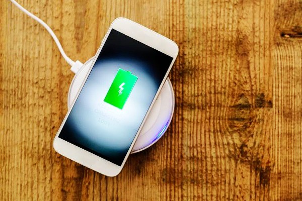 智能手機充電正確使用方法 90%的人姿勢不對