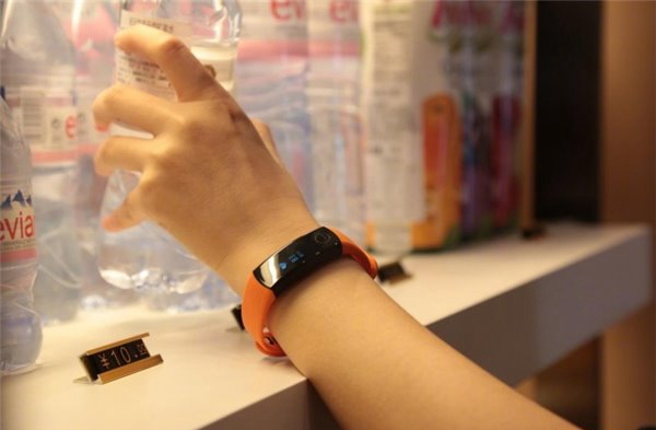 榮耀手環3上手體驗：高顏值得益于超大屏幕設計