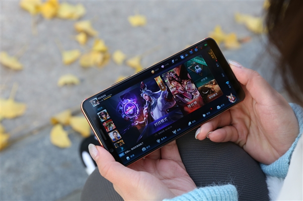 男子車禍受傷打《王者榮耀》止痛 網友：輸了是不是更痛？