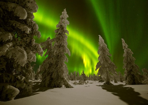 超強太陽風暴到達地球:全范圍停電帶來壯麗極光