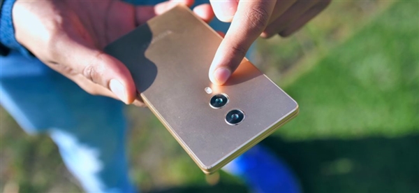 國產真全面屏手機MIX4亮相：設計真討巧！