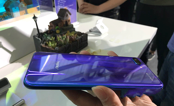 榮耀10配置怎么樣 榮耀10參數(shù)和真機(jī)圖賞