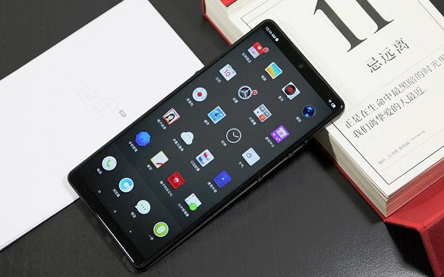 堅(jiān)果R1白色和黑色哪個(gè)好看？堅(jiān)果R1黑白雙色對(duì)比