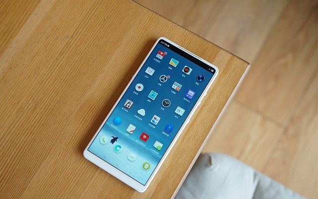 堅(jiān)果R1白色和黑色哪個(gè)好看？堅(jiān)果R1黑白雙色對(duì)比