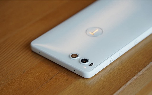 最美白色手機 堅果R1白色開箱圖賞