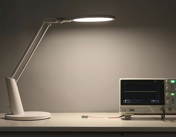 小米眾籌Yeelight智能護眼臺燈在京東首發 499元。