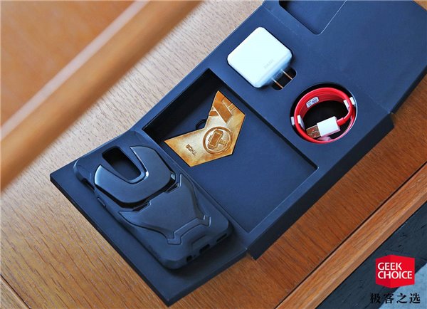 一加6復聯版開箱圖賞：隨處可見的復聯元素