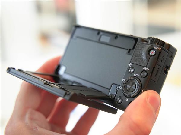 索尼新黑卡RX100 VI發(fā)布:配24-200鏡頭