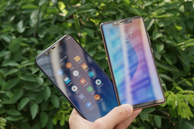 小米8和小米8 SE對比圖賞 設(shè)計風格很像 外觀哪個好看？