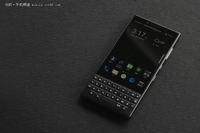 經(jīng)典與創(chuàng)新融合 黑莓旗艦KEY2正式發(fā)布