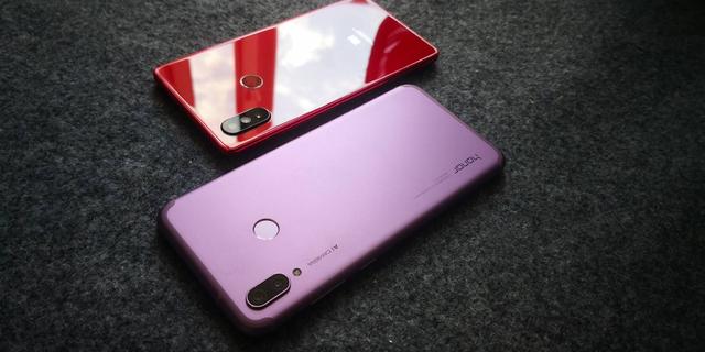 榮耀Play和小米8SE哪個好?小米8 SE對比榮耀Plya區別