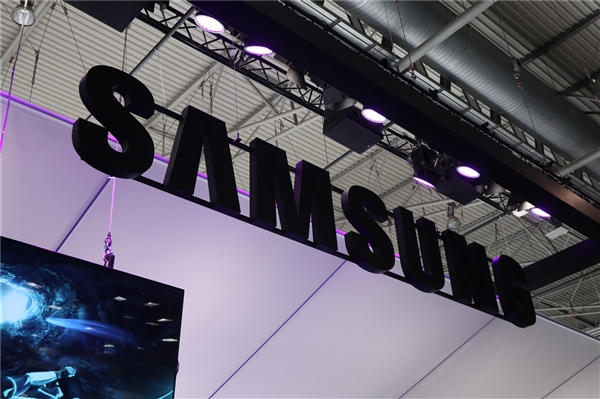 三星雙屏手機專利公開：0下巴全面屏來了，竟這樣自拍