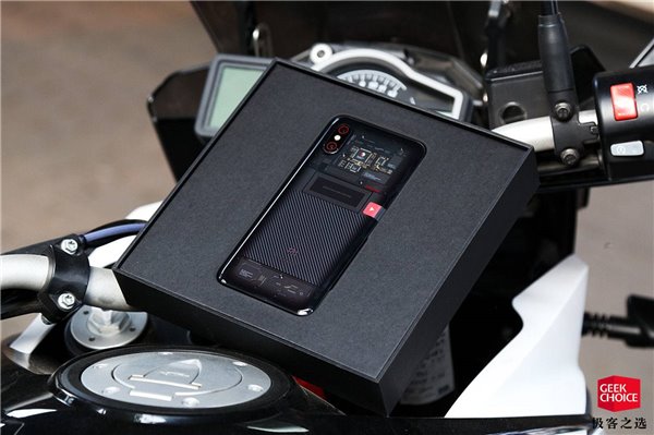 小米8透明探索版上手:最酷的小米手機