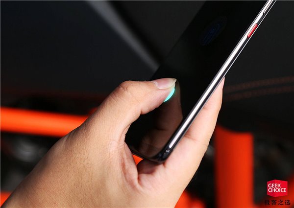 小米8透明探索版上手:最酷的小米手機(jī)