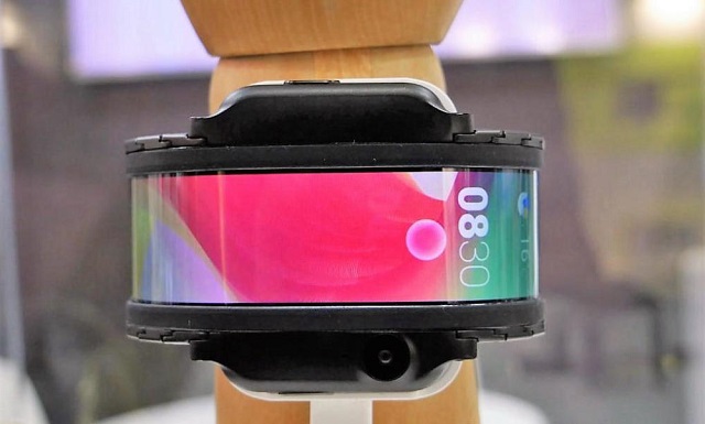 努比亞Alpha手表手機(jī)亮相：柔性屏幕 設(shè)計(jì)前衛(wèi)