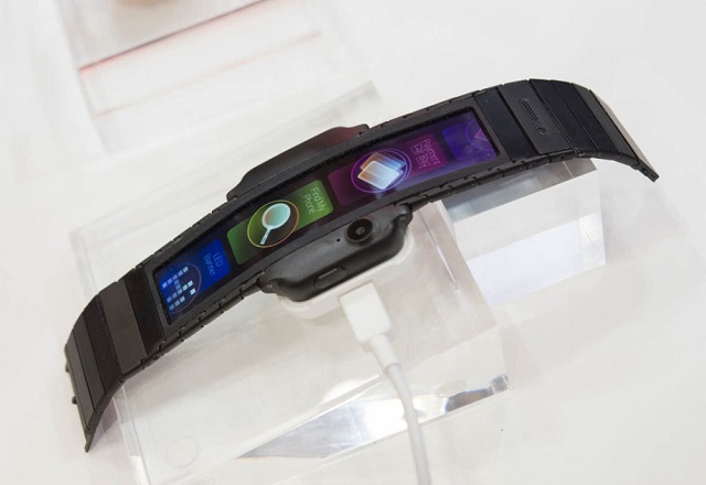 努比亞Alpha手表手機(jī)亮相：柔性屏幕 設(shè)計(jì)前衛(wèi)