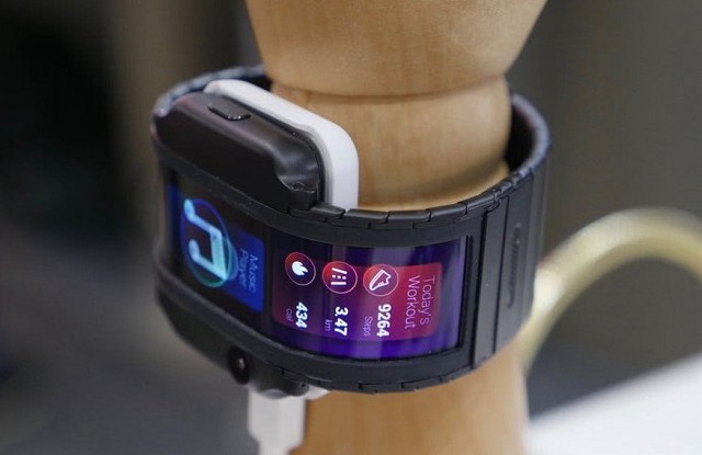 努比亞Alpha手表手機(jī)亮相：柔性屏幕 設(shè)計(jì)前衛(wèi)