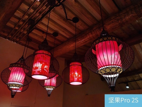 堅(jiān)果Pro2s和小米8se哪個(gè)好？堅(jiān)果Pro2s對(duì)比小米8se區(qū)別評(píng)測(cè)