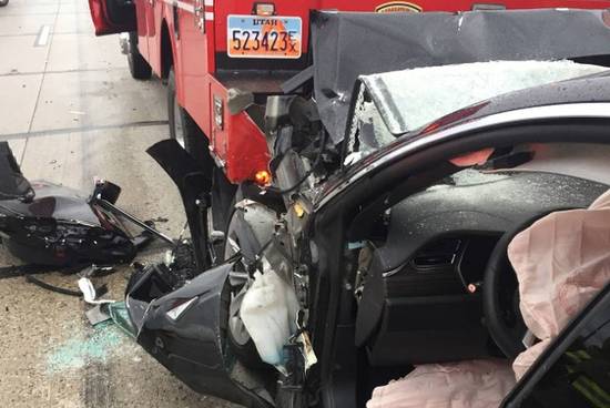 無人駕駛狀態下撞上消防車 車主起訴特斯拉索賠