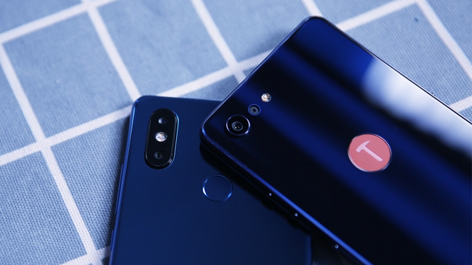 堅果Pro2S和小米8 SE哪個好看 堅果Pro2S和小米8 SE外觀對比