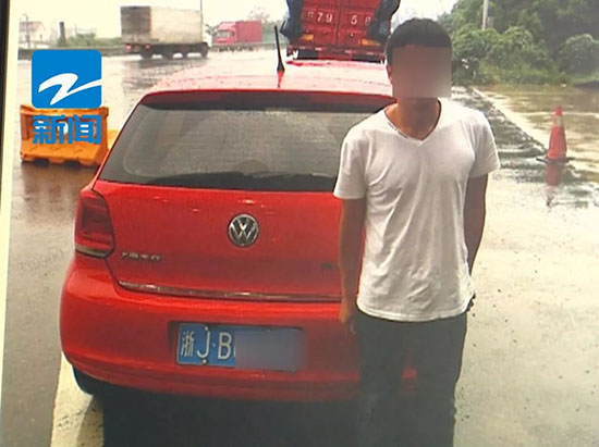 滴滴網(wǎng)約車司機(jī)睡覺乘客開車 無證駕駛+超速被抓