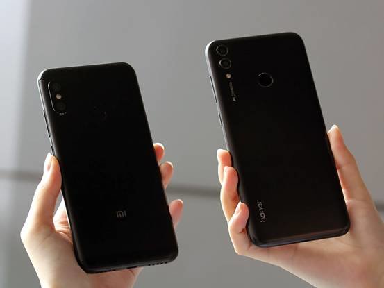 I紅米6 Pro與榮耀暢玩8C對比評測:誰是最強中低端手機?