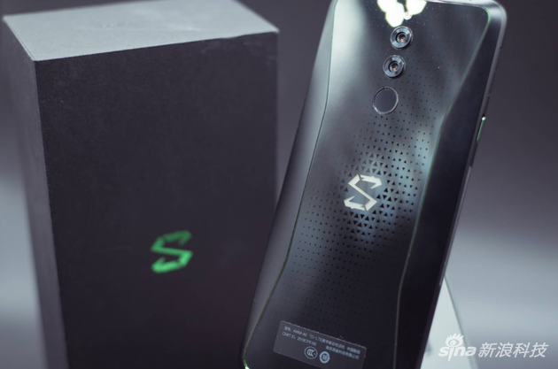 背面少了秀肌肉的部分,更為簡練