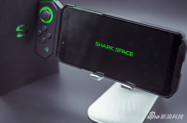 帶上保護(hù)殼和游戲手柄的黑鯊Helo