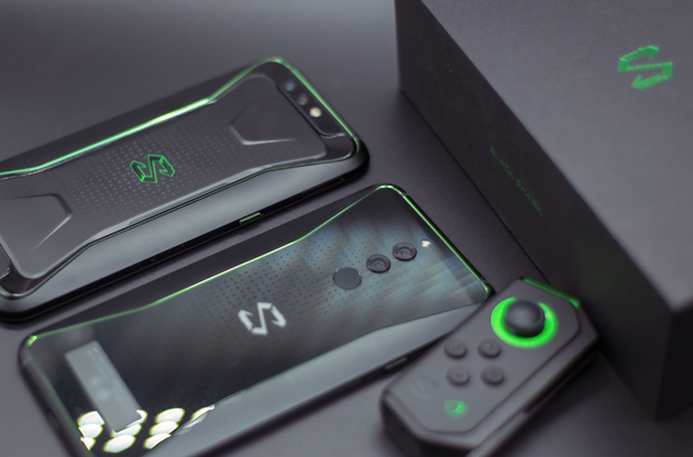 黑鯊Helo有著更簡練的背部設計