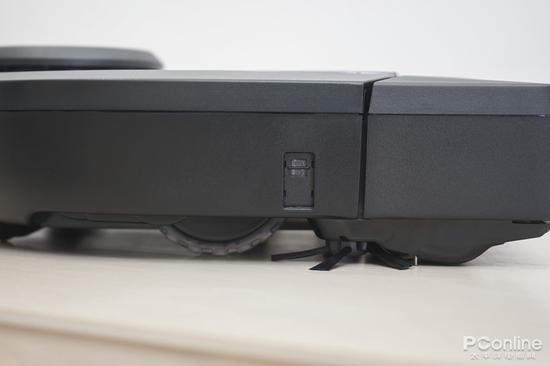 側面有一個紅外線感應窗口,這個是用于沿墻行走時的距離感應,減少側面碰撞。