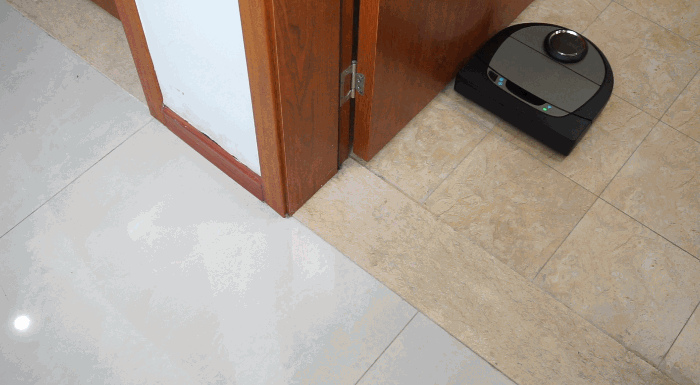 D7增加了側面的距離感應器，可以沿著墻壁保持一定的距離平行打掃，避免磕碰。