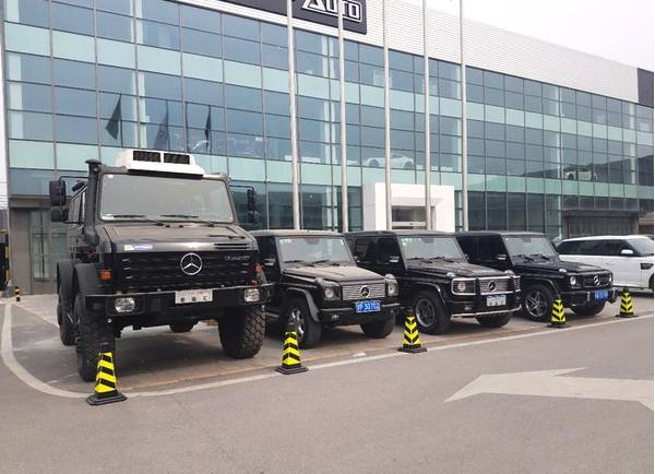 奔馳大G遇到自家的越野車：土豪的“另類”大玩具