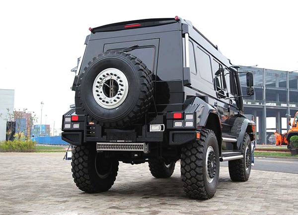 奔馳大G遇到自家的越野車:頂大G一個半,土豪的“另類”大玩具