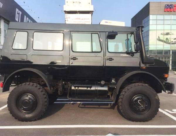 奔馳大G遇到自家的越野車:頂大G一個半,土豪的“另類”大玩具