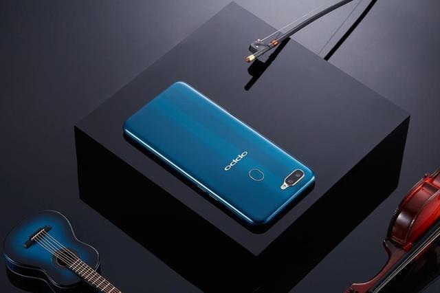 OPPO A7外觀賞析:OPPO又一款驚艷水滴屏之作