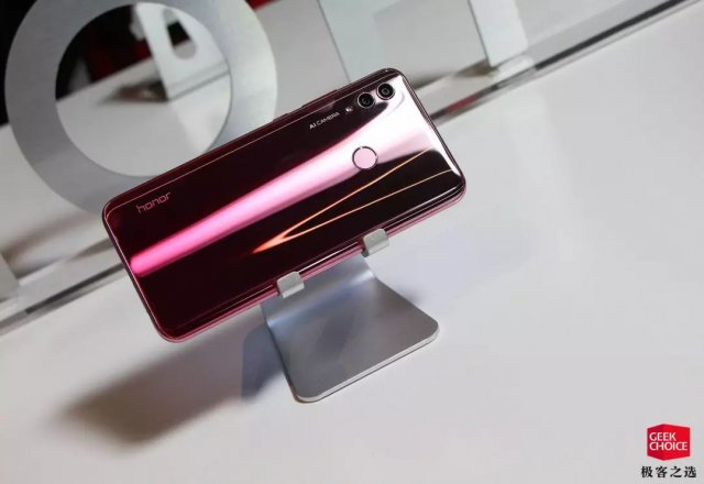 榮耀10青春版上手體驗：更高的屏占比，依舊騷氣十足漸變配色