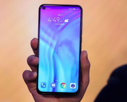 榮耀V20新機發布邀請函成視力檢測表 網友吐槽：眼都要瞅瞎了