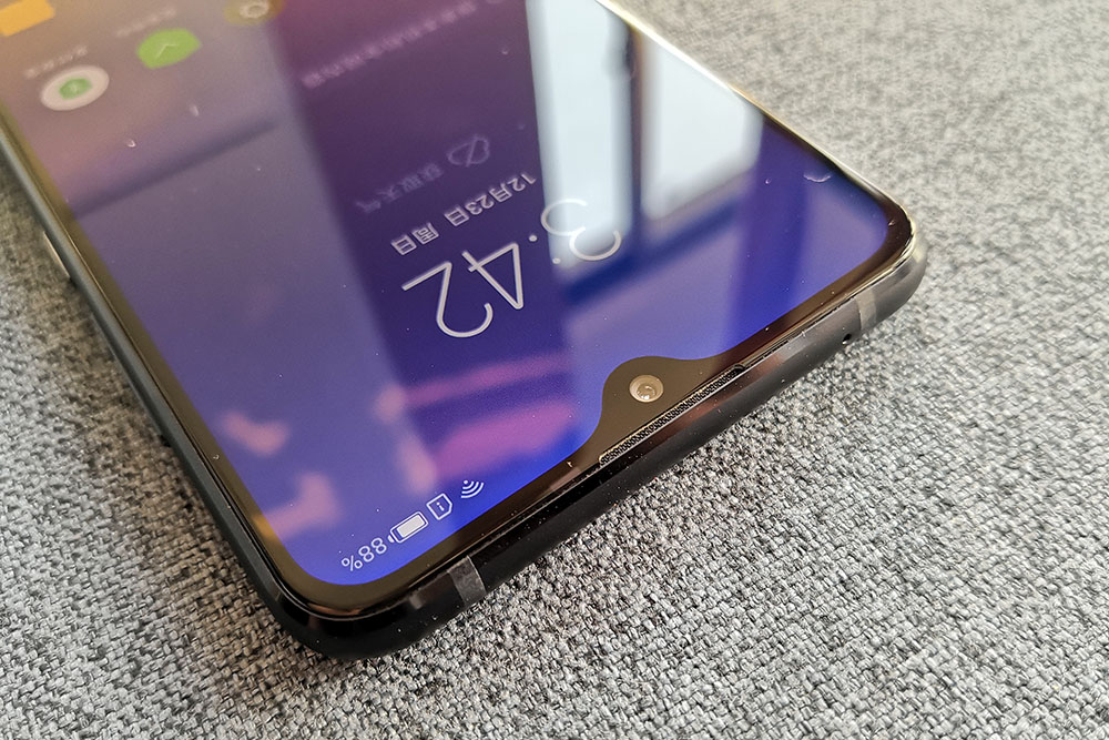 聯想Z5s星夜灰開箱圖賞：驍龍710+水滴式全面屏 藏不住的美！