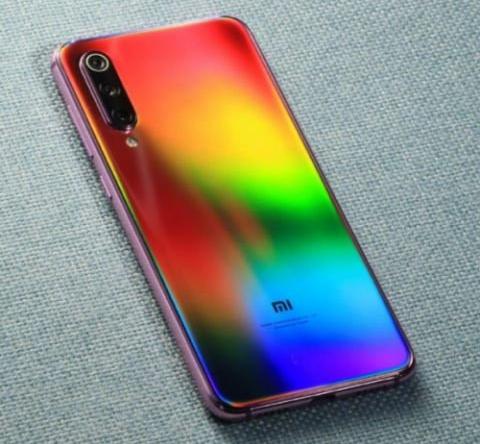 全息幻彩版小米9 SE真機亮相，彩虹漸變千變?nèi)f化 太炫酷了