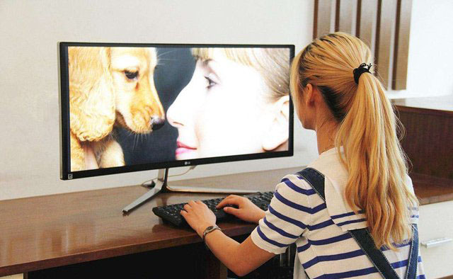 曲面和平面顯示器哪個好?曲面顯示器和平面顯示器的區別及優缺點