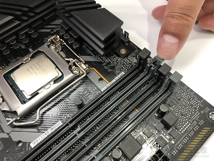 臺(tái)式電腦內(nèi)存條怎么安裝？臺(tái)式機(jī)雙通道內(nèi)存安裝圖解方法教程